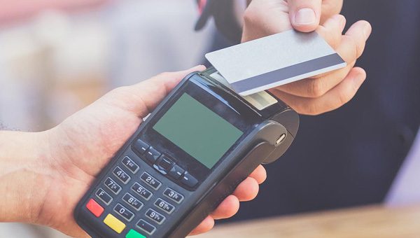 Peligro si pagas con tu tarjeta de crédito y no pides copia